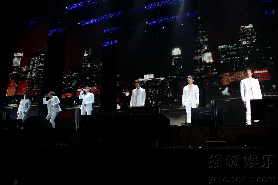 [1.5.12][News Pics] Shinhwa @ 430 Shanghai Concert  Img3715829_n