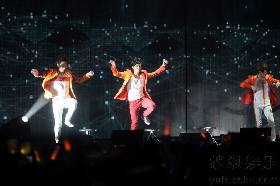 [1.5.12][News Pics] Shinhwa @ 430 Shanghai Concert  Img3715826_n