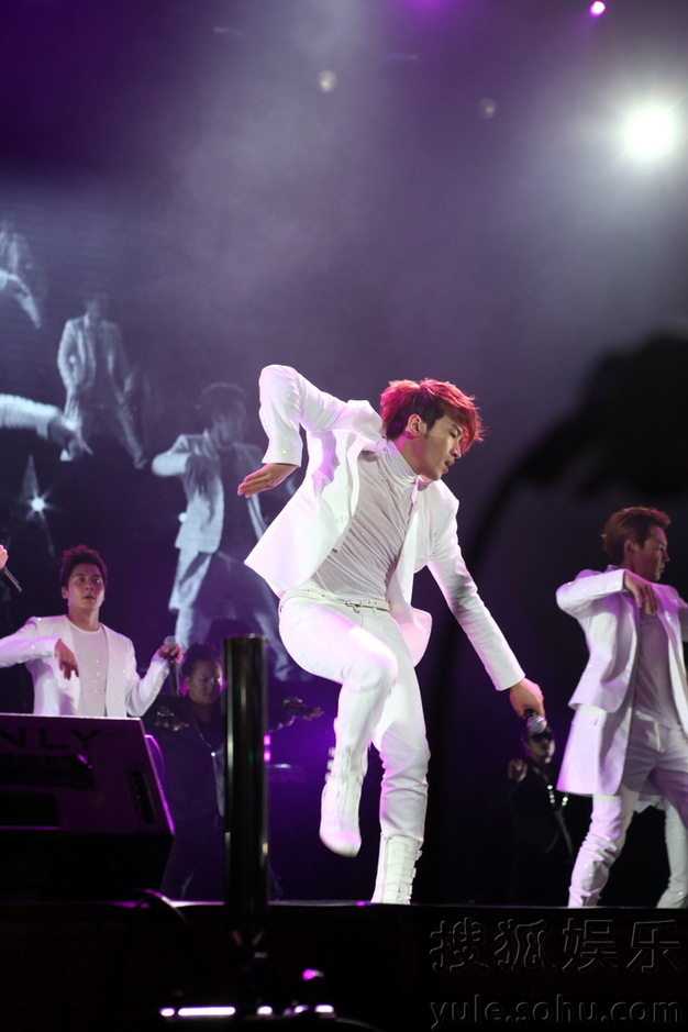 [1.5.12][News Pics] Shinhwa @ 430 Shanghai Concert  Img3715842_n