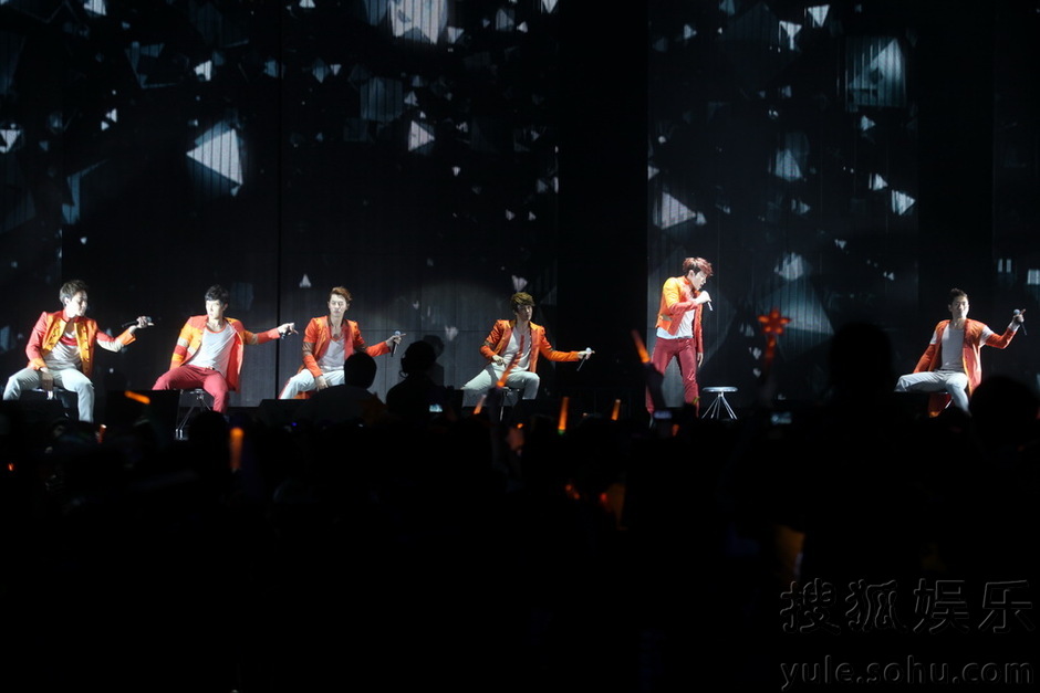 [1.5.12][News Pics] Shinhwa @ 430 Shanghai Concert  Img3715827_n