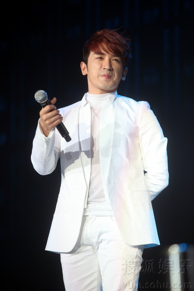 [1.5.12][News Pics] Shinhwa @ 430 Shanghai Concert  Img3715835_n