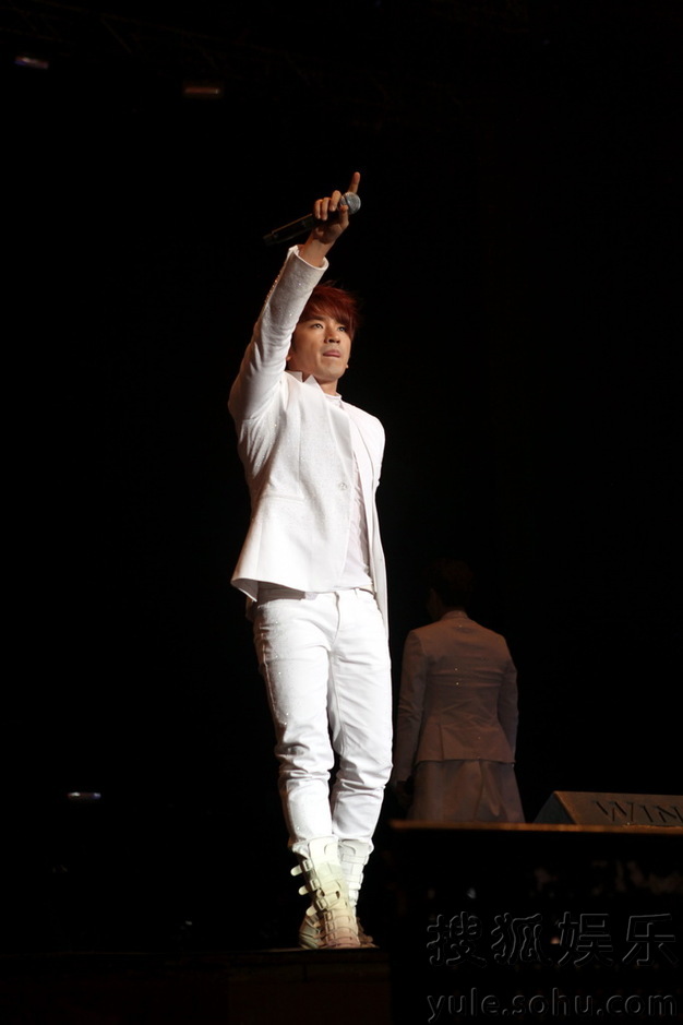 [1.5.12][News Pics] Shinhwa @ 430 Shanghai Concert  Img3715843_n