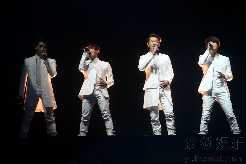 [1.5.12][News Pics] Shinhwa @ 430 Shanghai Concert  Img3715847_n