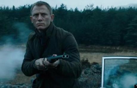 Devine le film à partir d'une photo! James-bond-film-skyfall-trailer-lands-reveals-L-ja5pf8