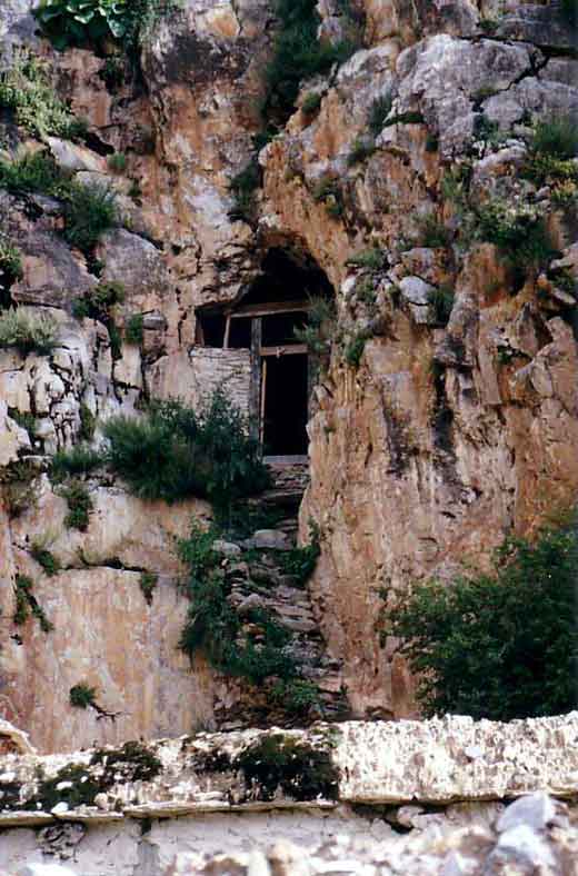 lama - Le Très Vénérable Lama Guendune Rimpotché  Grotte-gourou-rimpotche