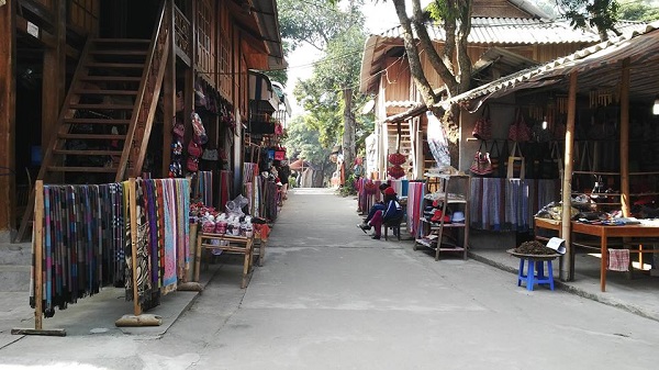 Tour du lịch Mai Châu- Mộc Châu giá rẻ chỉ 950k Ban-lac-mai-chau-1