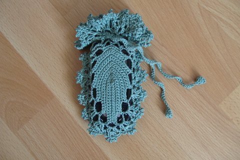 غلاف كروشيه مبتكر  للموبايل بالباترون  Crafts-bags-leaf-phone-bag-crochet-pattern-make-handmade-1NGM0MC00Z