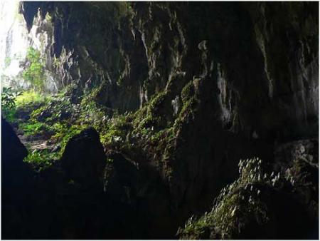 cueva cerca al lago  Cueva-malasia