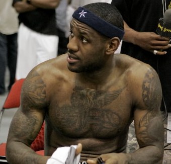 Sportifs athletiques - Page 10 Lebron-james-shirtless