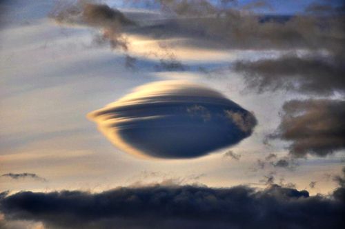 El misterioso vuelo 502 y la nube que detuvo el tiempo Nube-lenticular