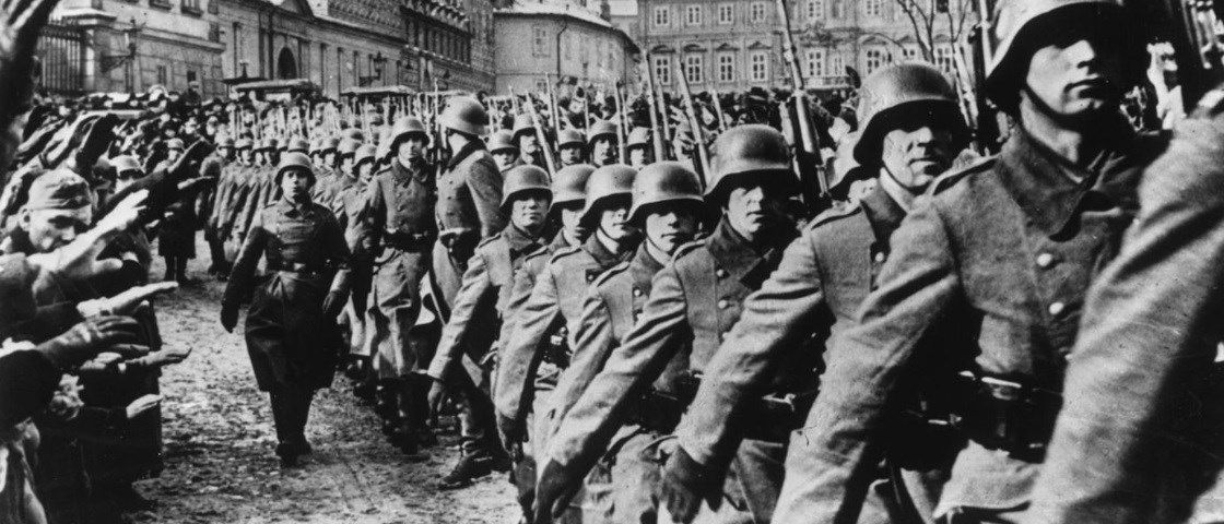 6 Mitos de la Segunda Guerra Mundial perpetuados con el tiempo Imagen-de-la-segunda-guerra-mundial-blando-y-negro-1