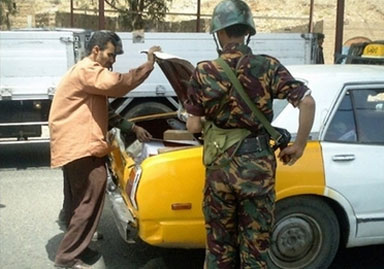 مسافرون من محافظات جنوبية يشكون إجراءات امنية مشددة على مداخل العاصمة عدن _50240_yemen