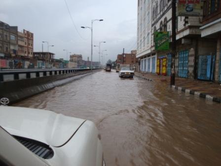 صنعاء: وفاة 7 وجرف عدد من السيارات وانهيار حاجز بسبب الأمطار 0022234