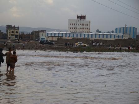 صنعاء: وفاة 7 وجرف عدد من السيارات وانهيار حاجز بسبب الأمطار 0043433