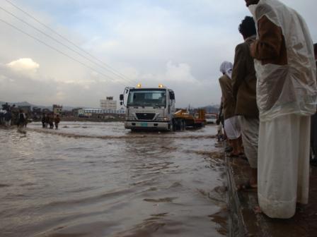صنعاء: وفاة 7 وجرف عدد من السيارات وانهيار حاجز بسبب الأمطار 00889