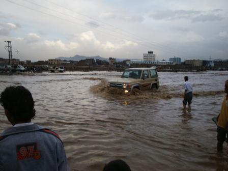 صنعاء: وفاة 7 وجرف عدد من السيارات وانهيار حاجز بسبب الأمطار 0089898