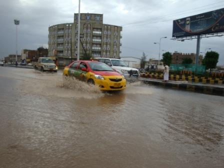 صنعاء: وفاة 7 وجرف عدد من السيارات وانهيار حاجز بسبب الأمطار 009864