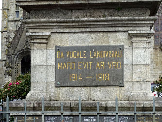 La langue bretonne sur les monuments publics Monument-breton