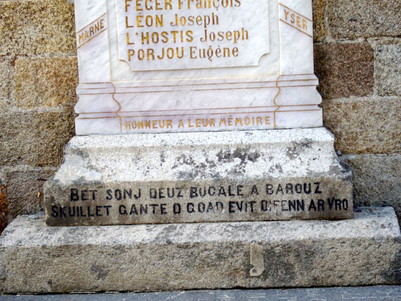 La langue bretonne sur les monuments publics Monument-dedicace1