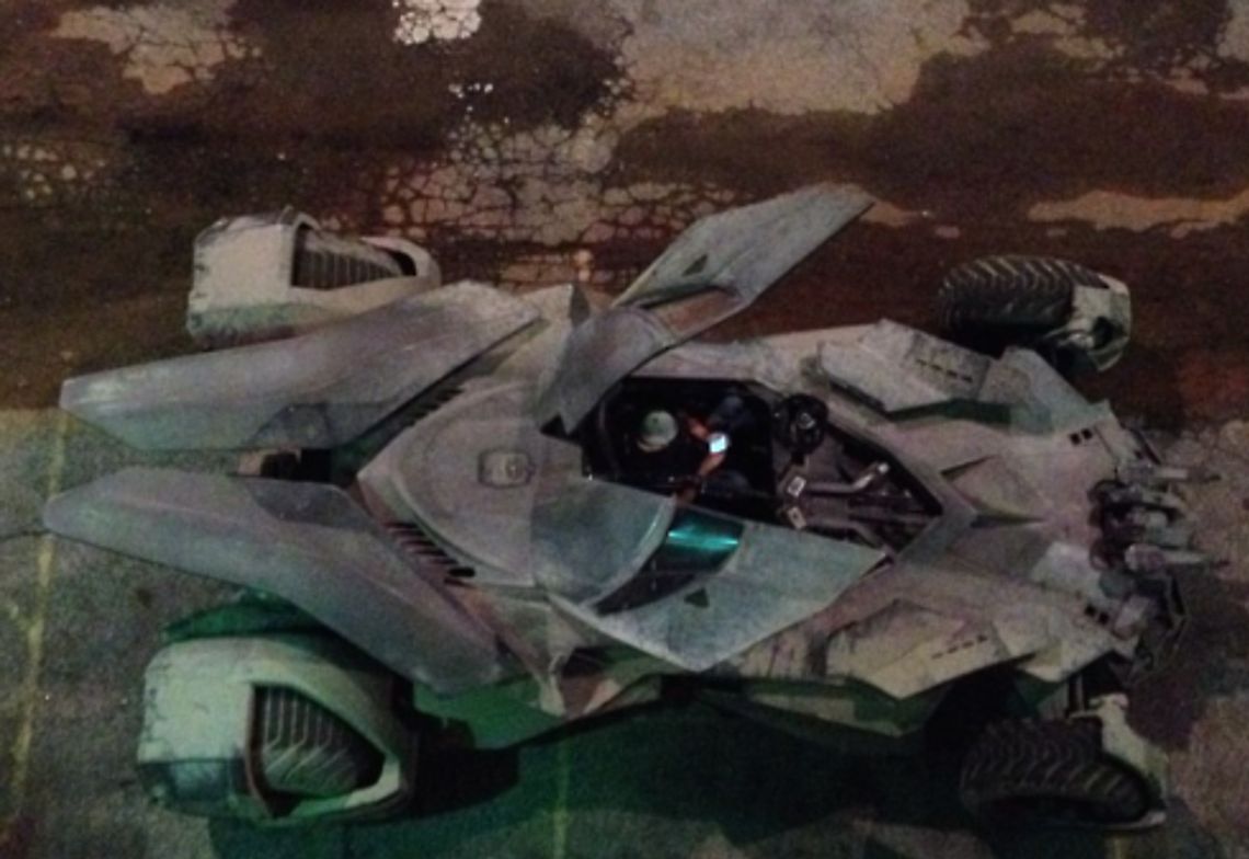 BATMAN VS SUPERMAN : L'AUBE DE LA JUSTICE - Page 8 Batmobile-arial-batman-v-superman-ac388