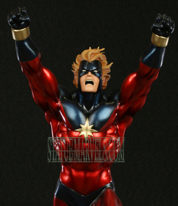 Statue CAPTAIN MARVEL "70' / action" Captain_Marvel_Bowen_2