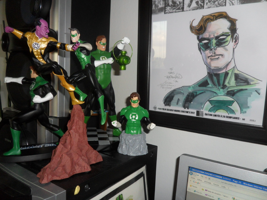 GREEN GALLERY - Page 5 Green_lantern_statues_2