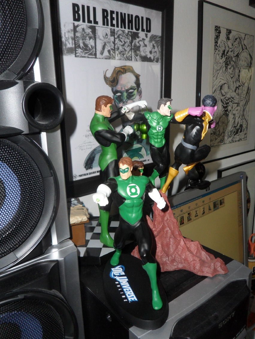 GREEN GALLERY - Page 5 Green_lantern_statues_3