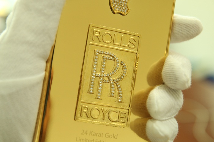 iPhone 6 plus của đại gia Quảng Ninh đúc Logo Rolls-Royce vàng ròng và đính kim cương Iphone6-Rolls-Royce8