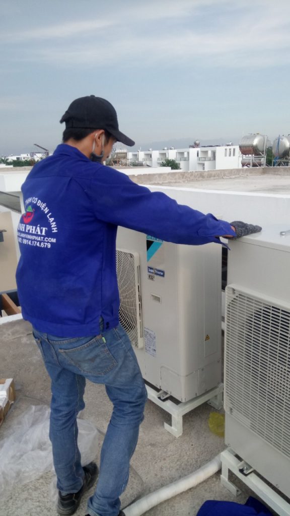 Địa chỉ uy tín lắp đặt với giá rẻ Máy lạnh giấu trần – Máy lạnh giấu trần Daikin sử dụng linh hoạt và dễ dàng bảo dưỡng L%E1%BA%AFp-m%C3%A1y-l%E1%BA%A1nh-gi%E1%BA%A5u-tr%E1%BA%A7n-n%E1%BB%91i-%E1%BB%91ng-gi%C3%B3-DAIKIN-t%E1%BA%A1i-Lucasta-qu%E1%BA%ADn-9-29--576x1024