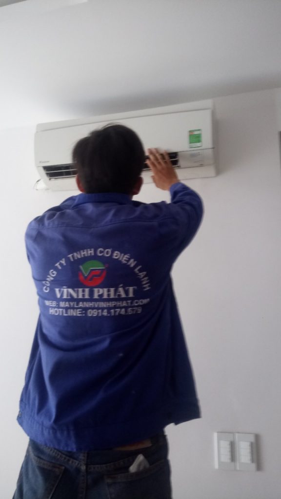 Máy lạnh DAIKIN – Máy lạnh treo tường DAIKIN Inverter R32 mới – tính năng tốt L%E1%BA%AFp-m%C3%A1y-treo-t%C6%B0%E1%BB%9Dng-DAIKIN-t%E1%BA%A1i-Ph%E1%BB%95-Quang-P2-Qu%E1%BA%ADn-T%C3%A2n-B%C3%ACnh-3-576x1024