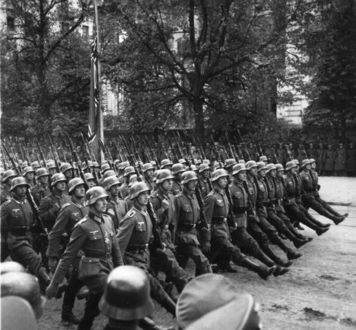 La verdad Sobre Stalin y la URSS Nazi-soldiers-parading-through-warsaw-after-the-invasion-of-poland