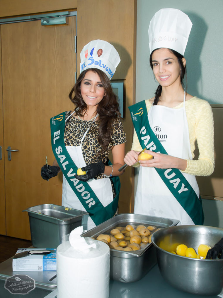 cobertura miss earth 2015, final 5 dec, part III. traje tipico a partir de pagina 21. swimsuit a partir de pagina 47. - Página 60 Miss-earth-cooking-challenge-und-speisung-fuer-fluechtlinge-hilton-danube-waterfront