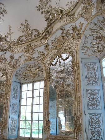 - La Salle des cristaux gelés- Silver-leafed-plasterworks