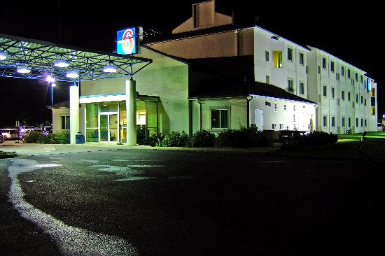 Мотел "Джовани" Motel-entrance-at-night