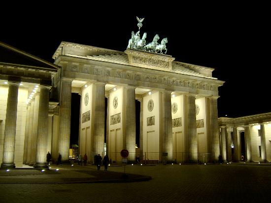  جولة في برلين  Brandenburg-at-night