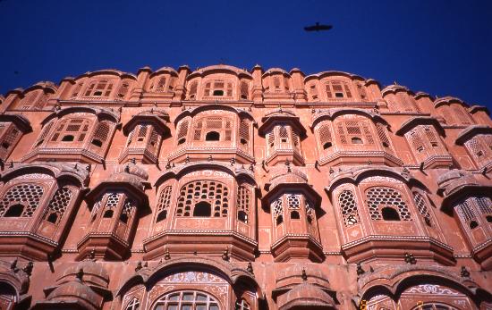 جولة فى الهند ام العجائب ورحله الى المثلث الذهبى (( دلهى _ اجرا _ جايبور )) Facade-of-hawa-mahal