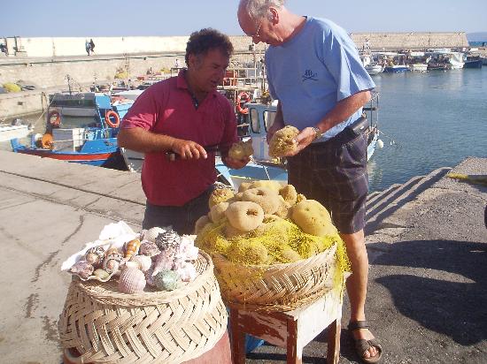 GİRİT-KANDİYE A-fisherman-is-selling