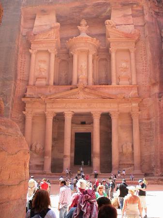 للاردنيين فقط Tombs-of-petra