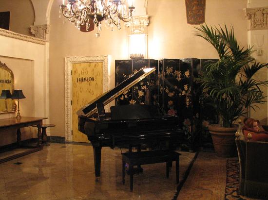 Atskiras kambarėlis Lobby-piano-the-lobby