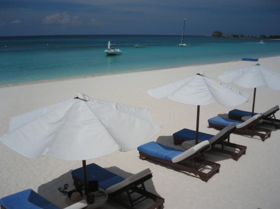  Amanpulo  ( ) Beach-front