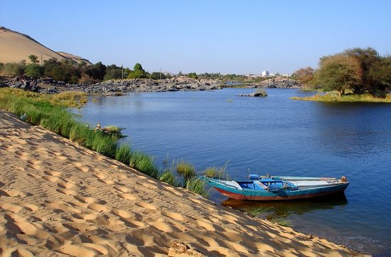 صور نيل الفراعنة Nile-shore-in-aswan