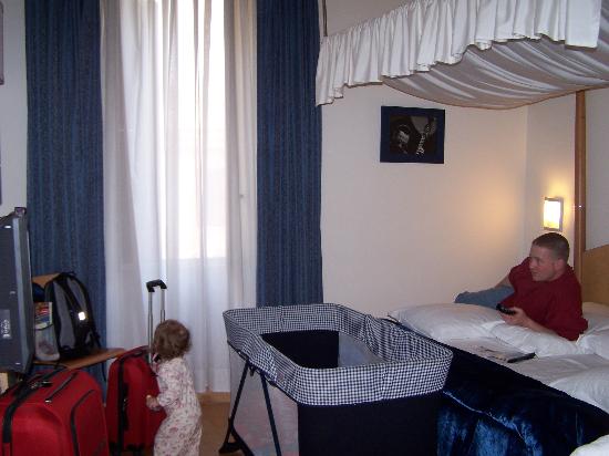 كيف نجعل السفــر مع الأطفال أسهل ؟ هنا كل ما تحتاجينه‎ Room-set-up-with-baby