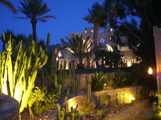 انظروا جمال المغرب وروعنه   لا تترددوا بالدخول Hotel-at-night