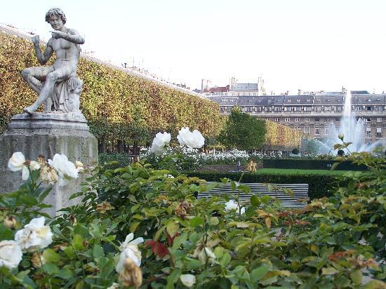 Домът на сем.Бартънс Palais-royal-garden-behind