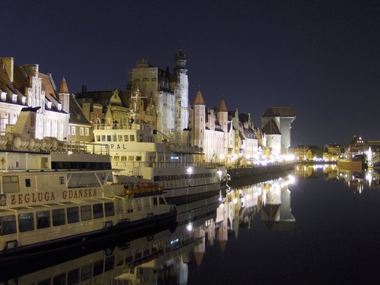 بولند بلا السحر والجمال والأثار العريقة ارجوا ادخول و مش راح تندم Gdansk-at-night