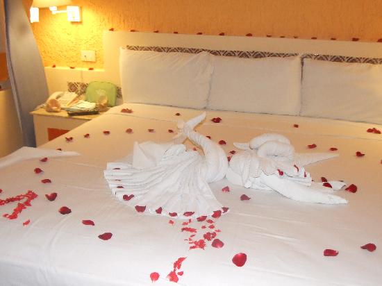 ديكوورات رومانسيه لسرير العرائس  Bed-on-wedding-night