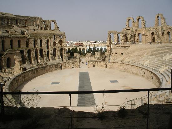 السياحة في تونس El-jem-coliseum-tunisia