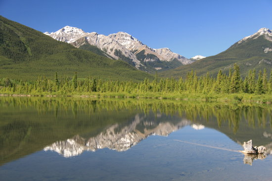 الطبيعة الخلابه لكندا Vermillion-lake-and-the