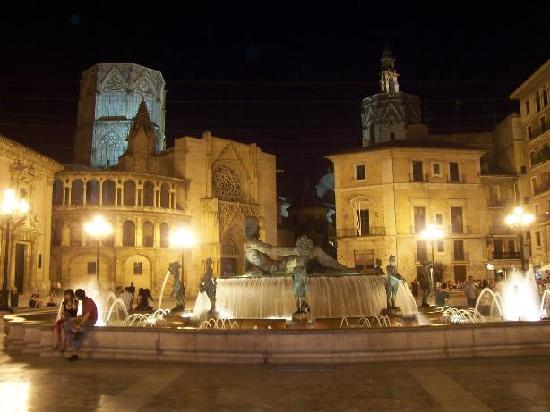 Plaza de la Virgen  Plaza-de-la-virgen-valencia