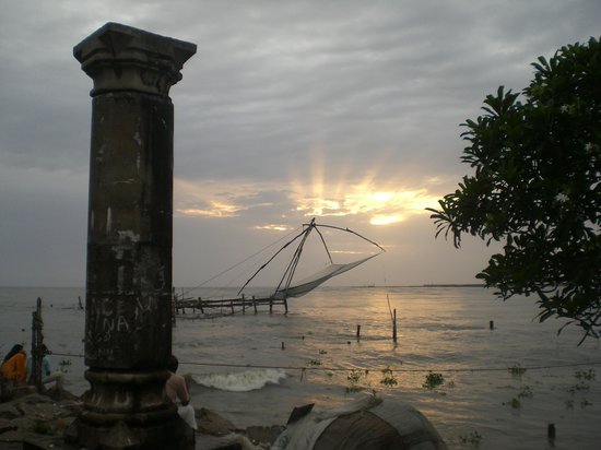 جزيره كوتشي الهنديه Sunset-and-chinese-fishing